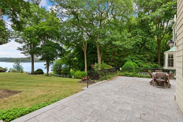 48 Locksley Rd, Lynnfield, MA 01940