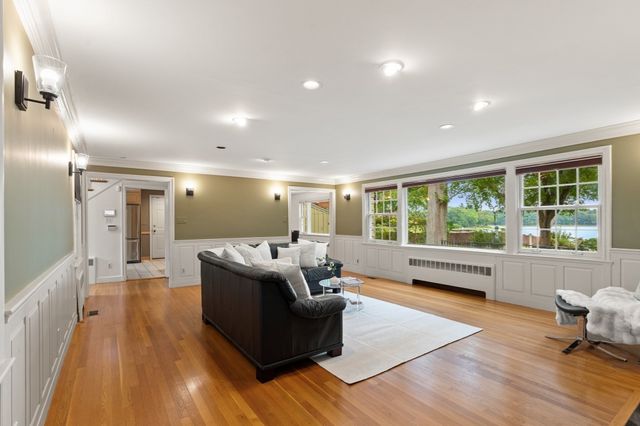 48 Locksley Rd, Lynnfield, MA 01940