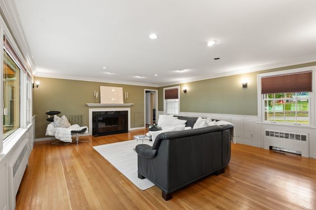 48 Locksley Rd, Lynnfield, MA 01940