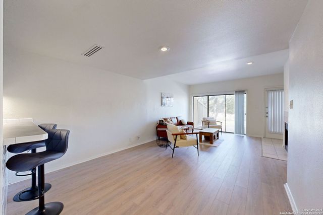 8642 Fredericksburg Rd Apt 106, San Antonio, TX 78240