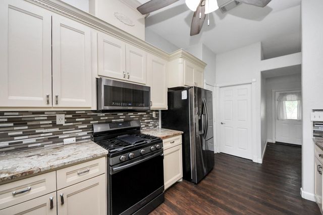 204 Audubon Woods Court, Richwood, TX 77531