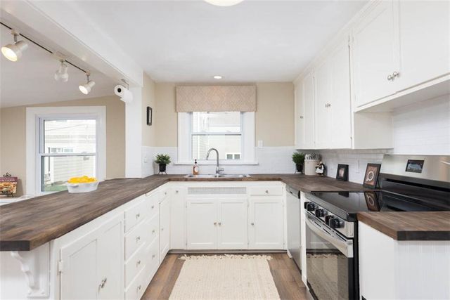 6914 Metcalf Avenue, Overland Park, KS 66204