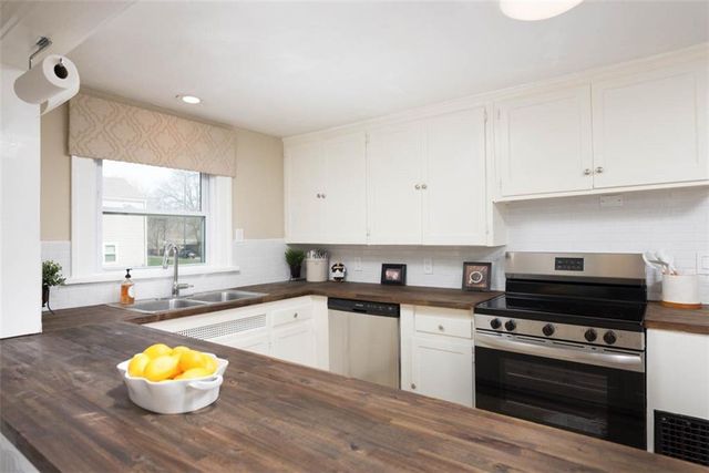 6914 Metcalf Avenue, Overland Park, KS 66204