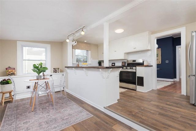 6914 Metcalf Avenue, Overland Park, KS 66204