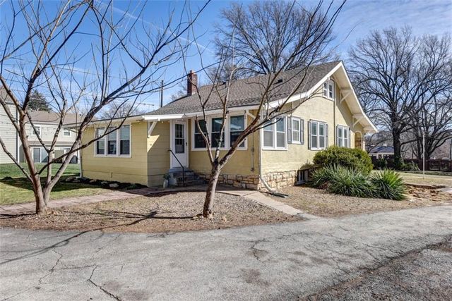 6914 Metcalf Avenue, Overland Park, KS 66204