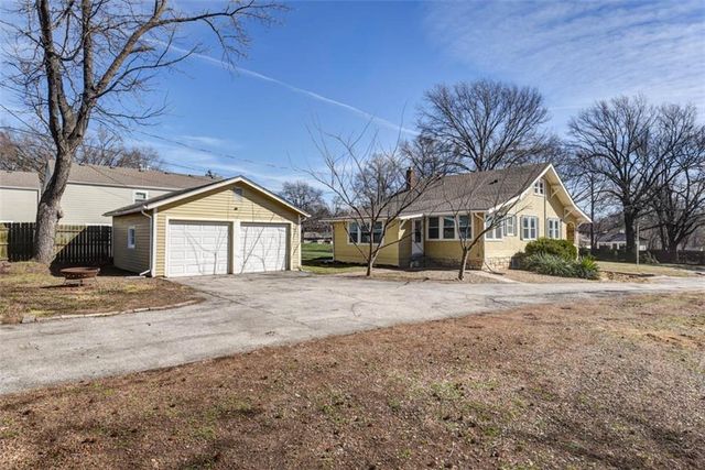 6914 Metcalf Avenue, Overland Park, KS 66204