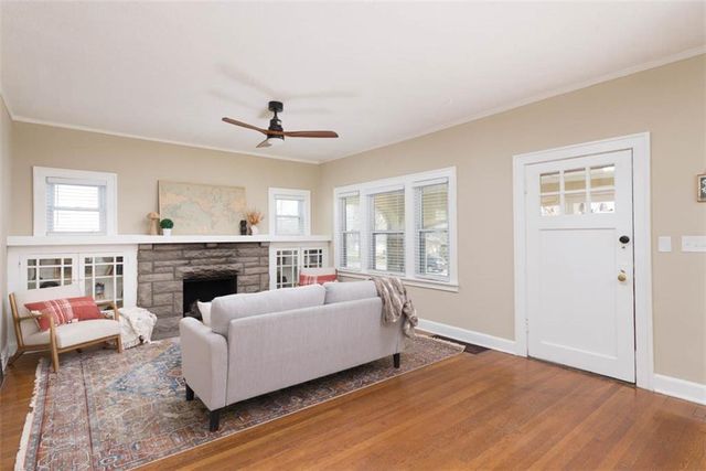 6914 Metcalf Avenue, Overland Park, KS 66204