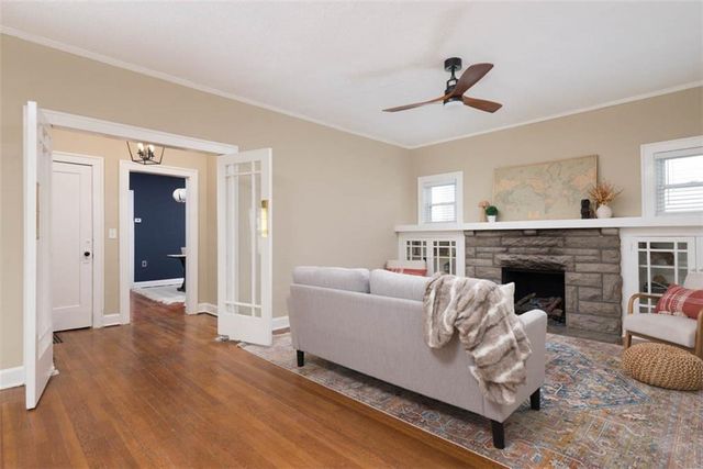 6914 Metcalf Avenue, Overland Park, KS 66204