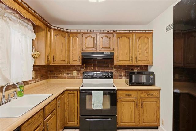 1204 E Walnut Street, Harrisonville, MO 64701