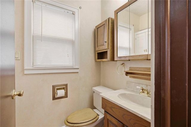 1204 E Walnut Street, Harrisonville, MO 64701