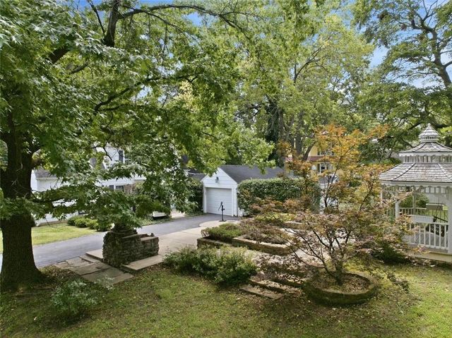 1204 E Walnut Street, Harrisonville, MO 64701
