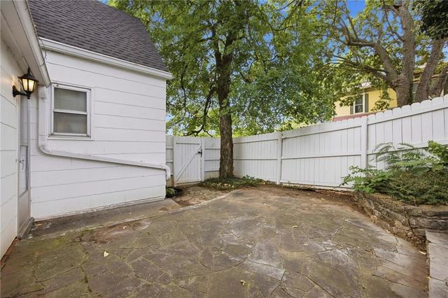 1204 E Walnut Street, Harrisonville, MO 64701