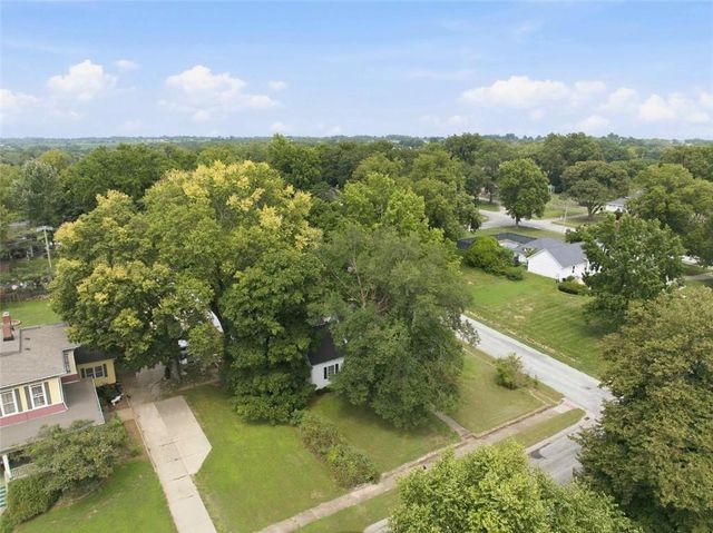 1204 E Walnut Street, Harrisonville, MO 64701