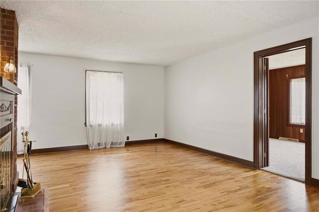 1204 E Walnut Street, Harrisonville, MO 64701