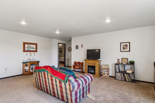 912 Prairie View Drive, West Branch, IA 52358