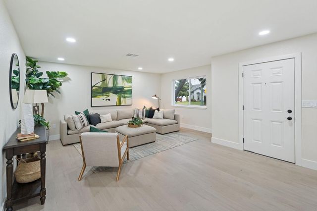 330 Tenaya Ave, Sacramento, CA 95833