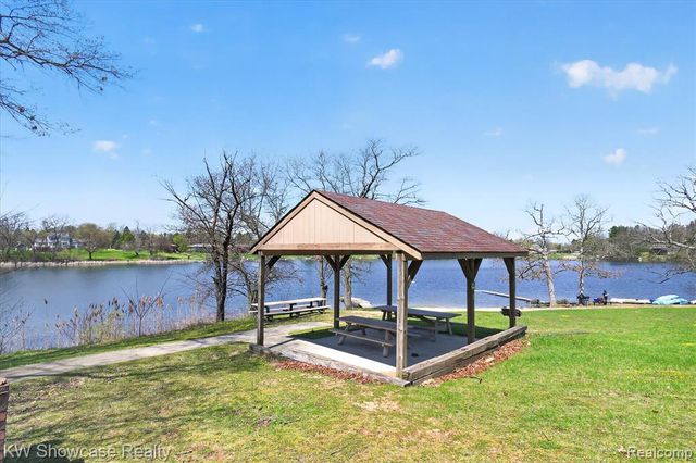 662 Tierney Avenue, Highland, MI 48356