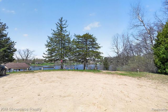 662 Tierney Avenue, Highland, MI 48356