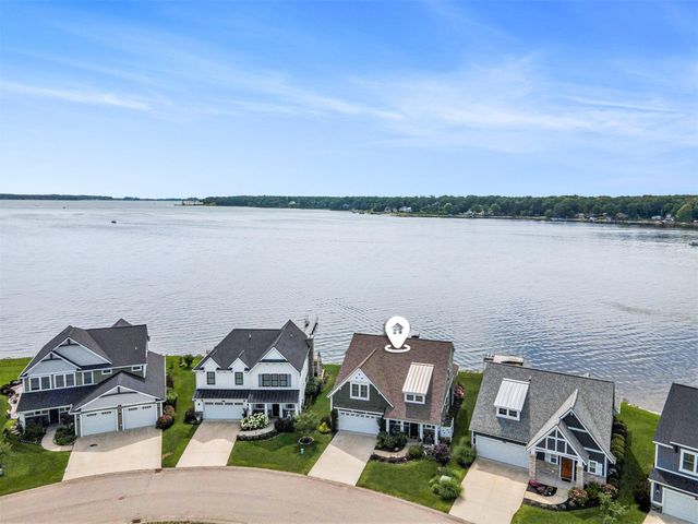 1002 S Cove Circle, Whitehall, MI 49461