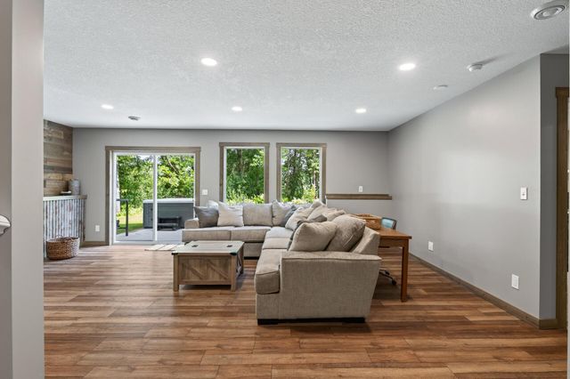 1747 198th Street NW, Oak Grove, MN 55011