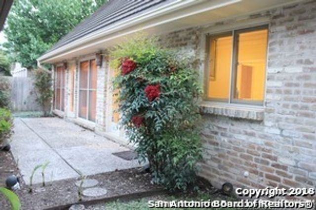 6 Cottesmore Ct, San Antonio, TX 78218