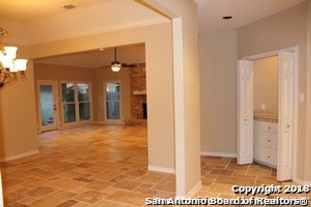 6 Cottesmore Ct, San Antonio, TX 78218