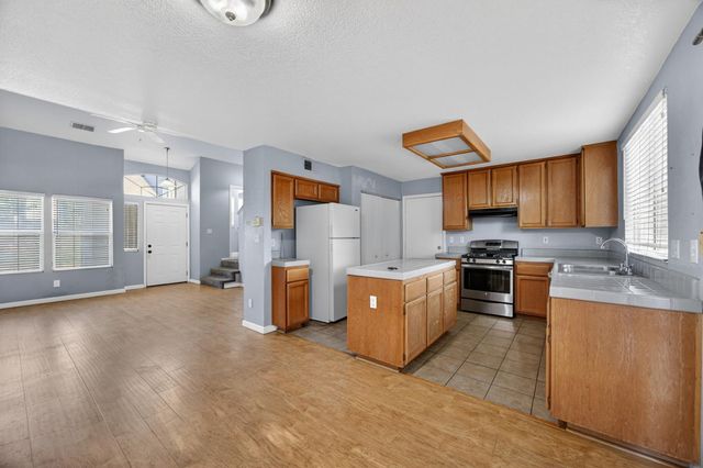 9572 S Coast Ln, Elk Grove, CA 95758