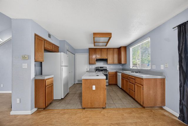 9572 S Coast Ln, Elk Grove, CA 95758