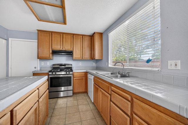 9572 S Coast Ln, Elk Grove, CA 95758