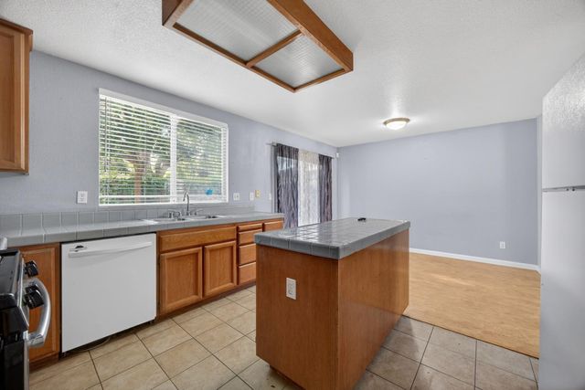 9572 S Coast Ln, Elk Grove, CA 95758