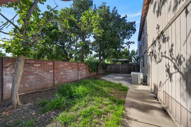 9572 S Coast Ln, Elk Grove, CA 95758