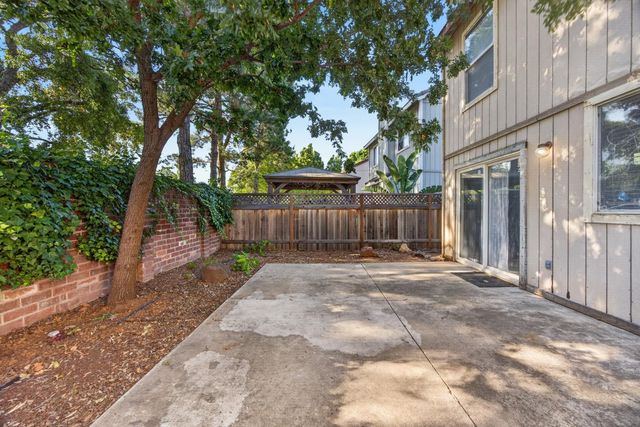 9572 S Coast Ln, Elk Grove, CA 95758