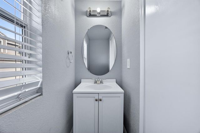 9572 S Coast Ln, Elk Grove, CA 95758