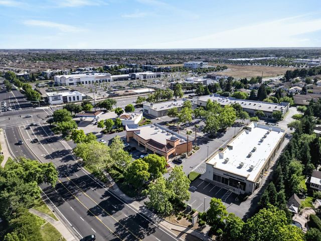 9572 S Coast Ln, Elk Grove, CA 95758