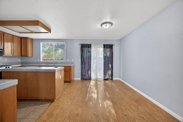 9572 S Coast Ln, Elk Grove, CA 95758