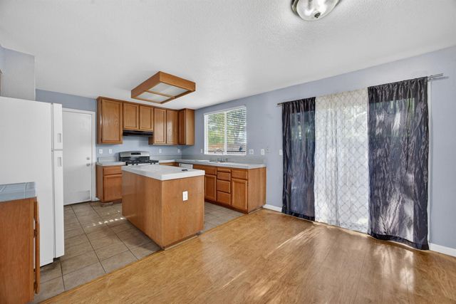 9572 S Coast Ln, Elk Grove, CA 95758