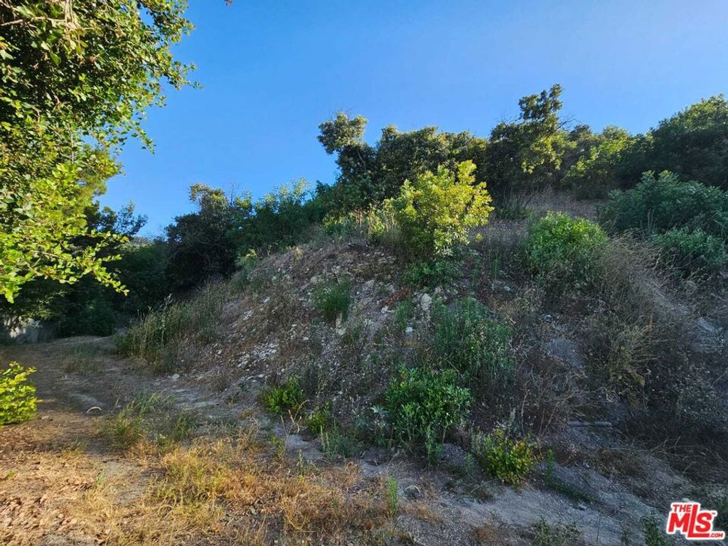 Image 2 of property listing at 13388 Newcomb Drive, Sherman Oaks, CA 91423