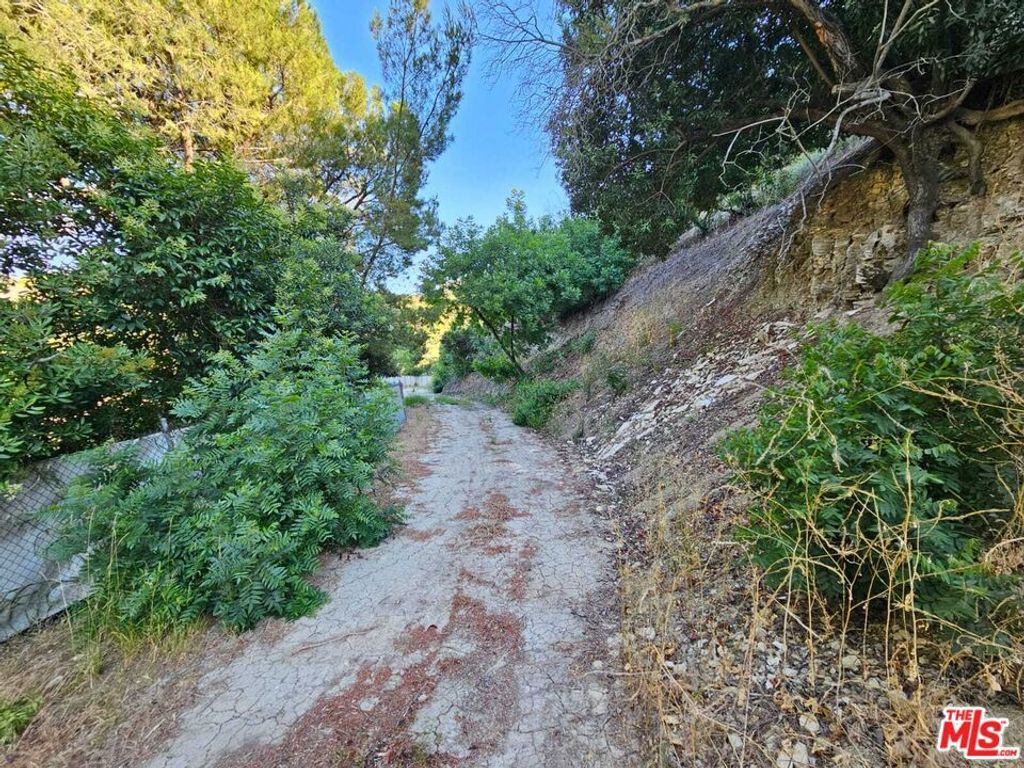 Image 4 of property listing at 13388 Newcomb Drive, Sherman Oaks, CA 91423