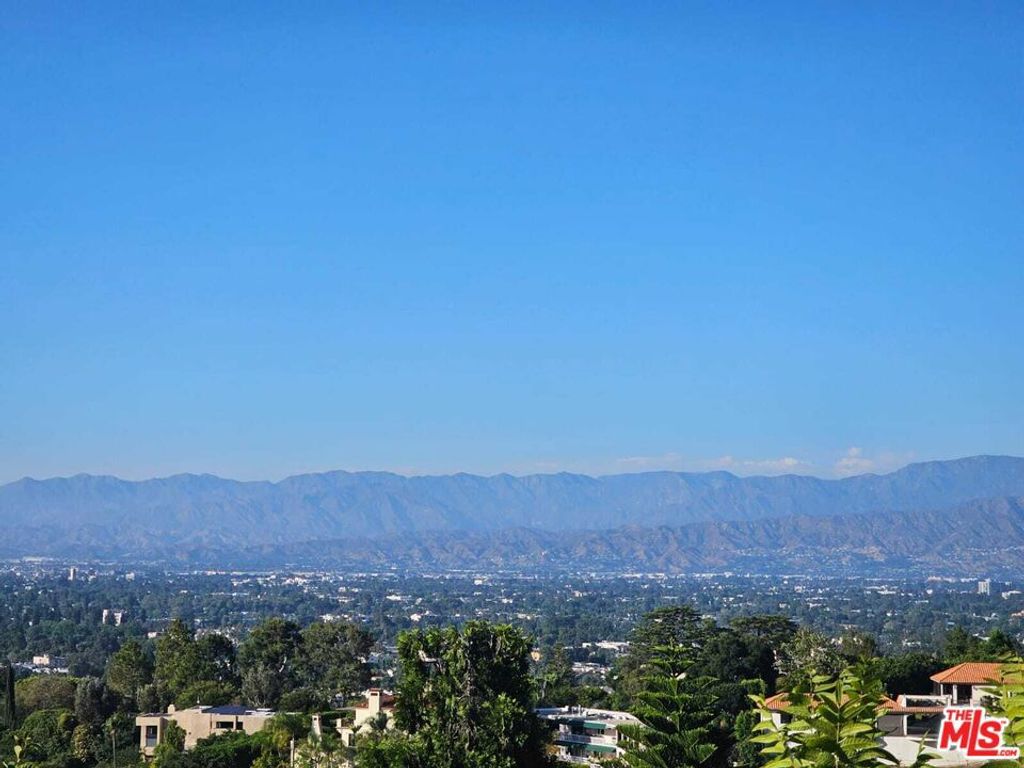 Image 5 of property listing at 13388 Newcomb Drive, Sherman Oaks, CA 91423