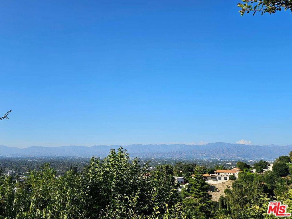 Image 6 of property listing at 13388 Newcomb Drive, Sherman Oaks, CA 91423