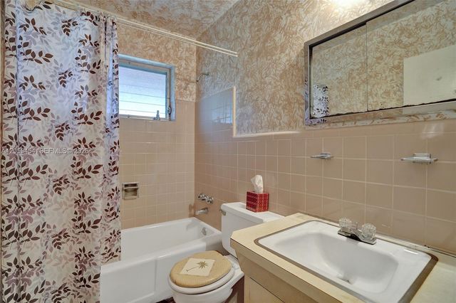 420 SW 71st Way, Pembroke Pines, FL 33023