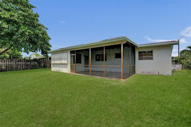 420 SW 71st Way, Pembroke Pines, FL 33023