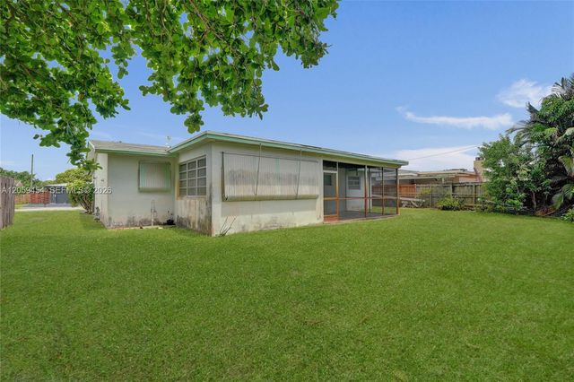 420 SW 71st Way, Pembroke Pines, FL 33023