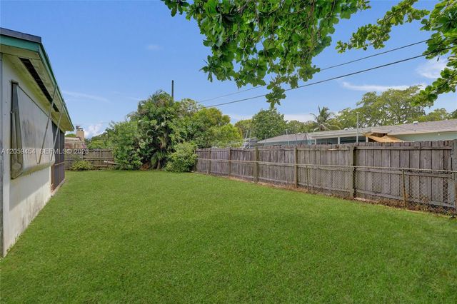 420 SW 71st Way, Pembroke Pines, FL 33023