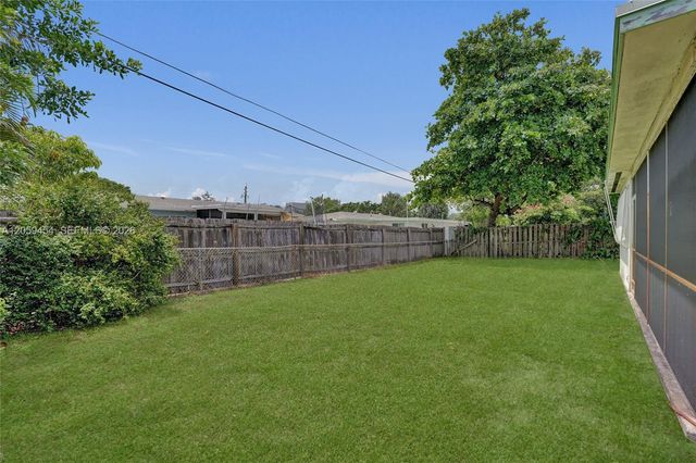 420 SW 71st Way, Pembroke Pines, FL 33023