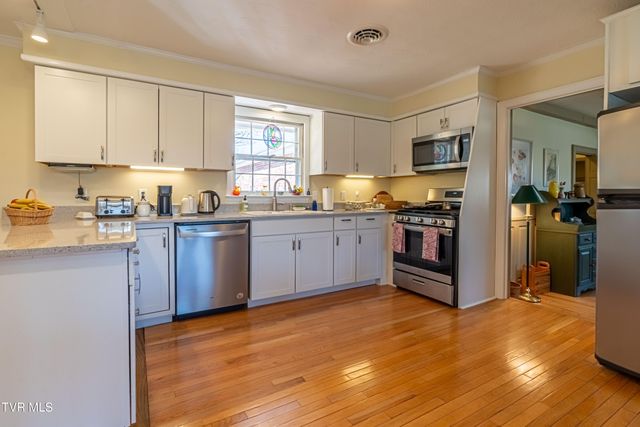 595 Northeast Court Street, Abingdon, VA 24210