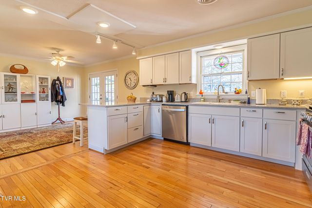 595 Northeast Court Street, Abingdon, VA 24210