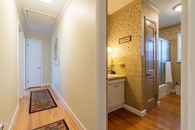 595 Northeast Court Street, Abingdon, VA 24210