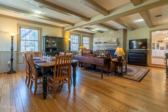 595 Northeast Court Street, Abingdon, VA 24210