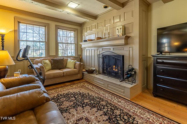 595 Northeast Court Street, Abingdon, VA 24210